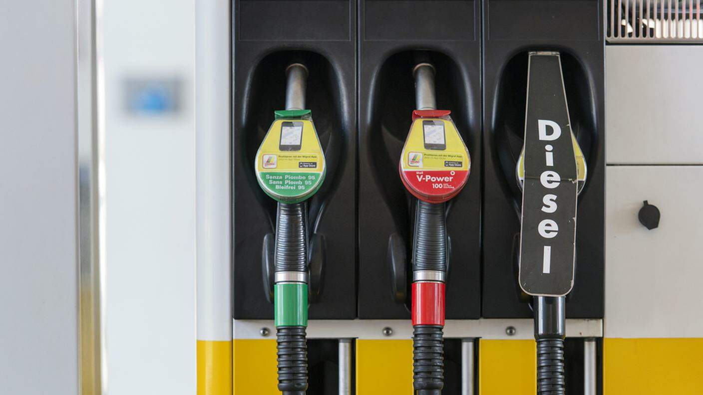 La diminuzione dei costi della benzina è tra le cause dell'inflazione negativa