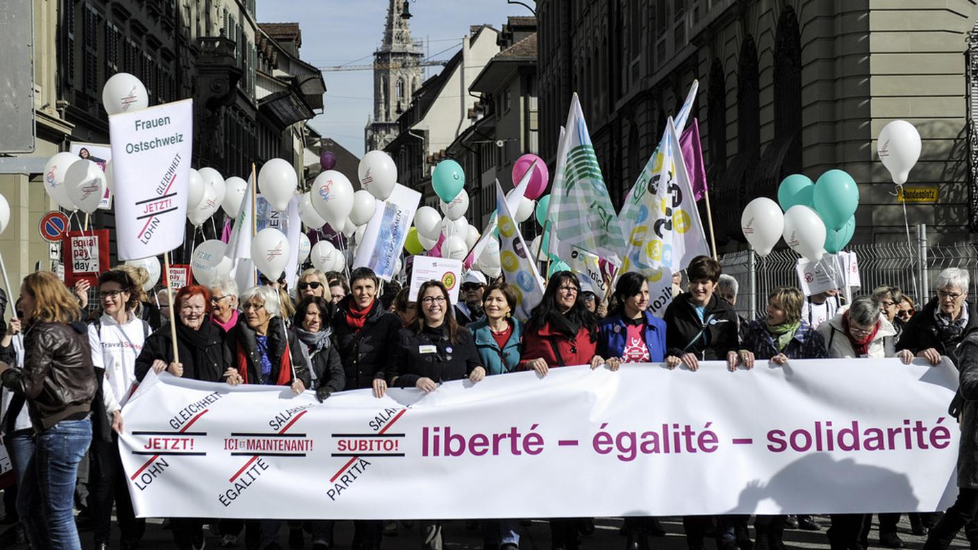 I manifestanti hanno scandito slogan come "Parità salariale subito!"