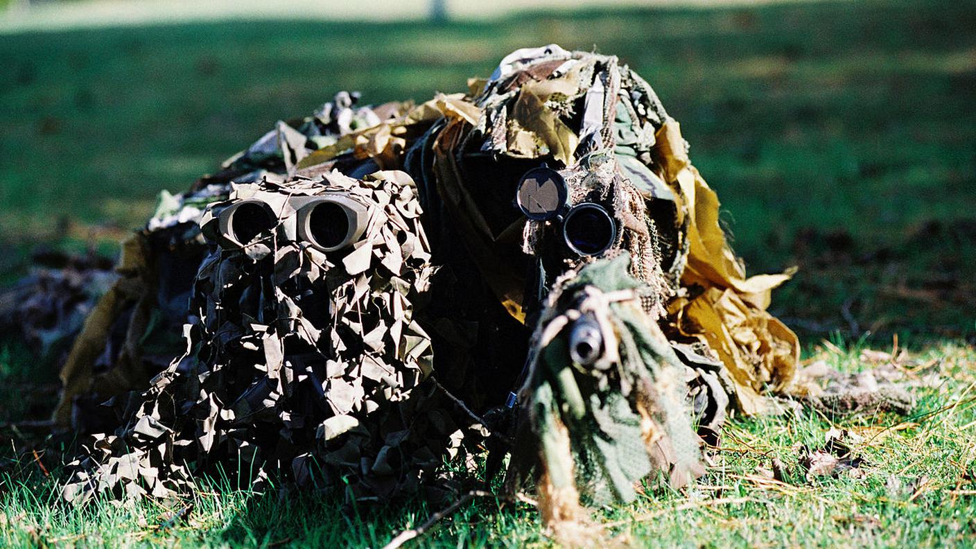 Camuffamento militare: qui un tiratore scelto francese