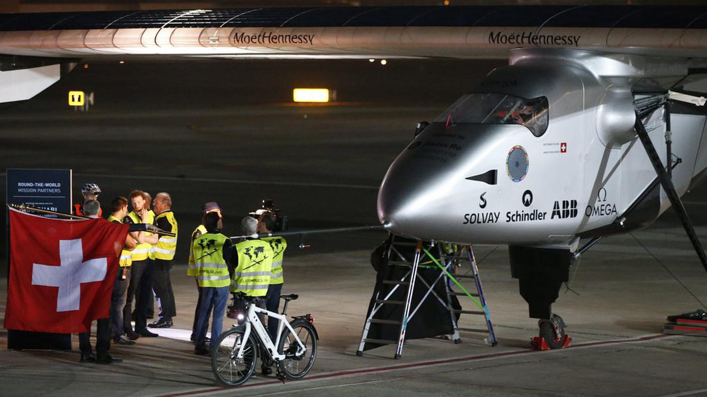 Solar Impulse 2 pesa come un'automobile di grossa cilindrata ma le sue ali sono grandi come quelle di un jet passeggeri