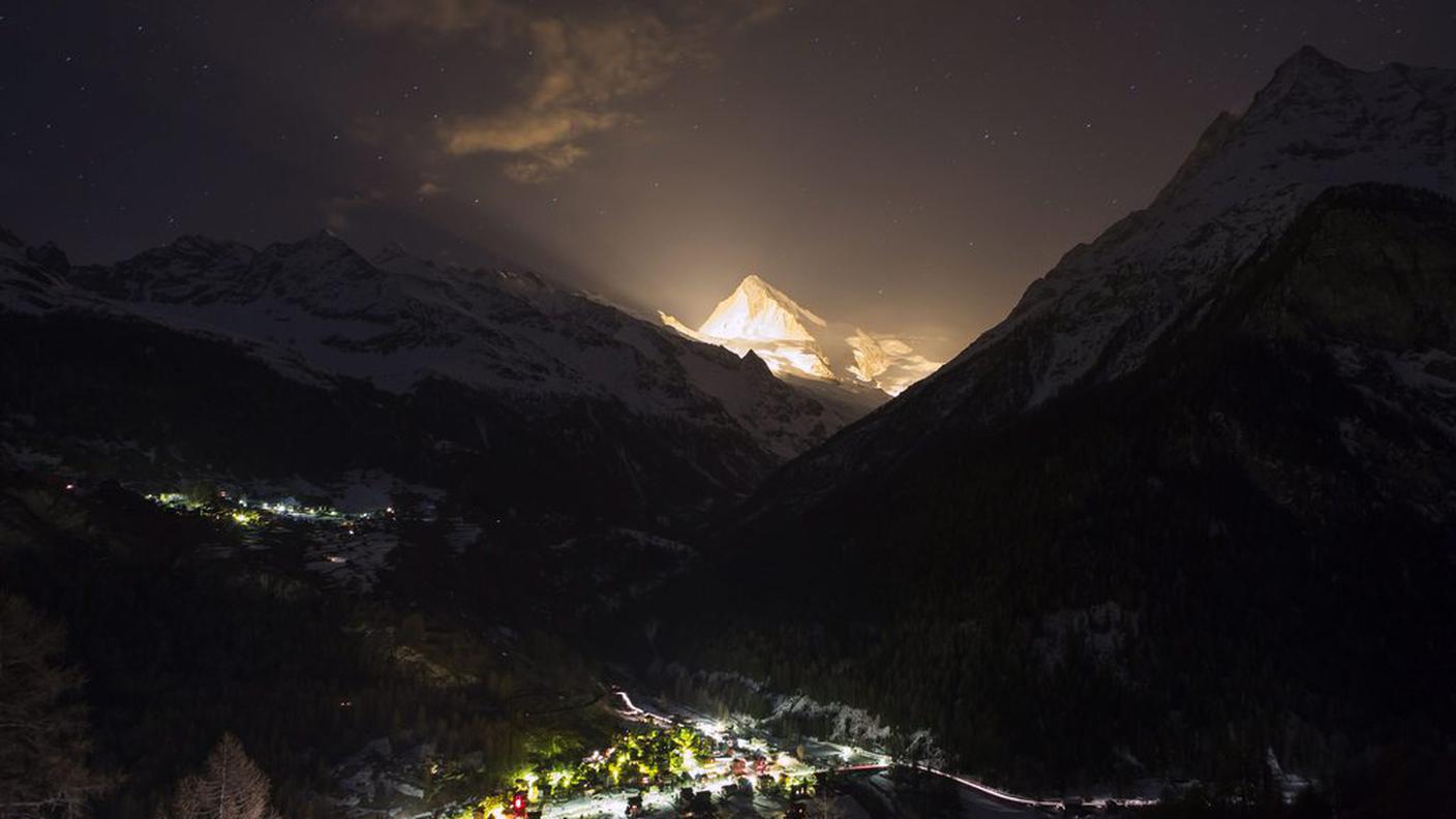 Varie cime alpine si sono illuminate contemporaneamente. Qui la cima della Dent Blanche
