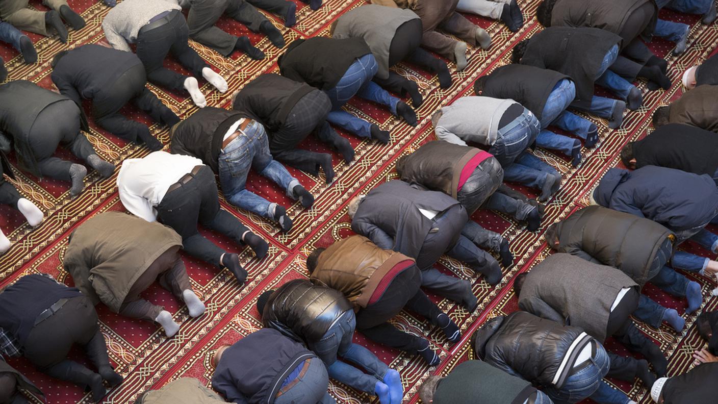 Musulmani in preghiera nella casa delle religioni di Berna