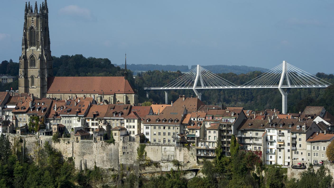 La città vecchia e sullo sfondo il "Pont de la Poya" inaugurato nel 2014 