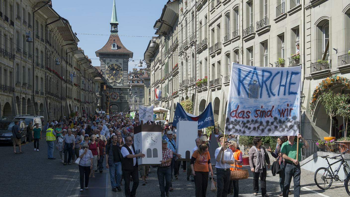 ''La Chiesa siamo noi": protesta contro i risparmi nel 2014 nelle vie della capitale