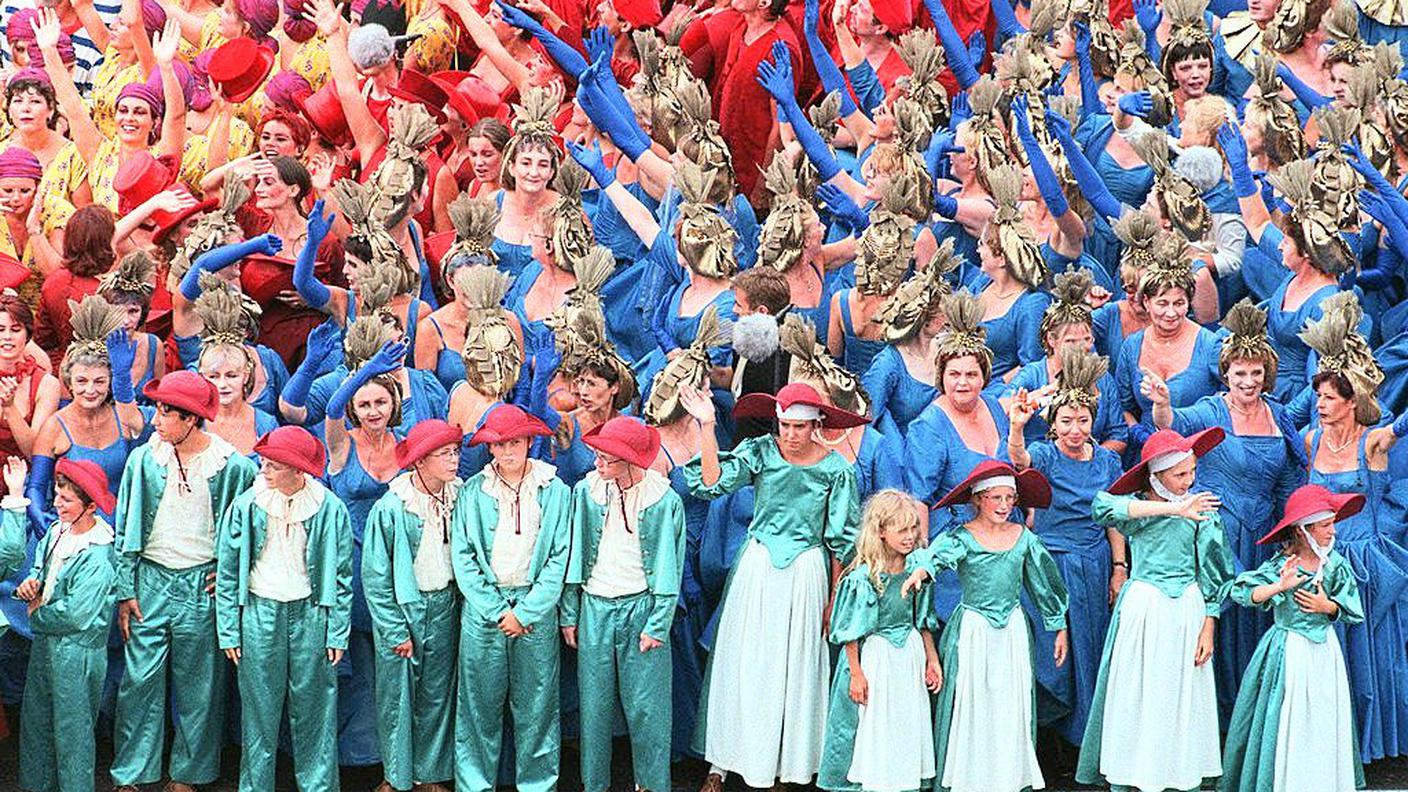 Gli attori salutano il pubblico nel gran finale della Festa