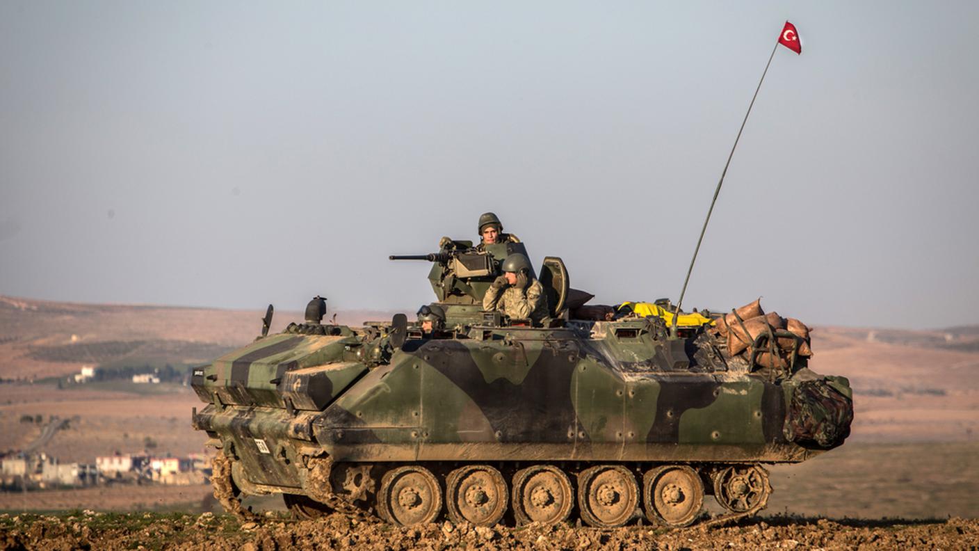 Militari turchi pattugliano lungo gli 800 chilometri di frontiera con la Siria