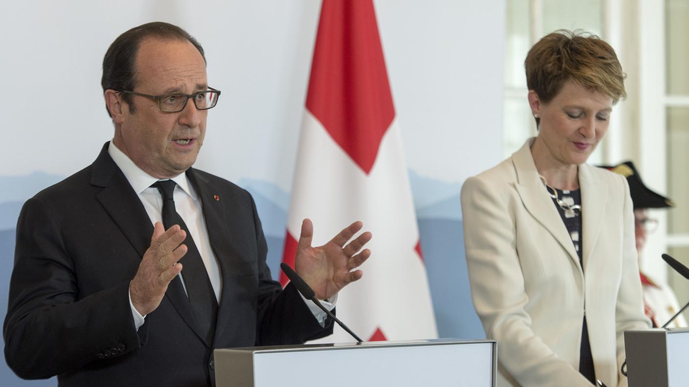 Hollande e Sommaruga durante la conferenza stampa a Berna