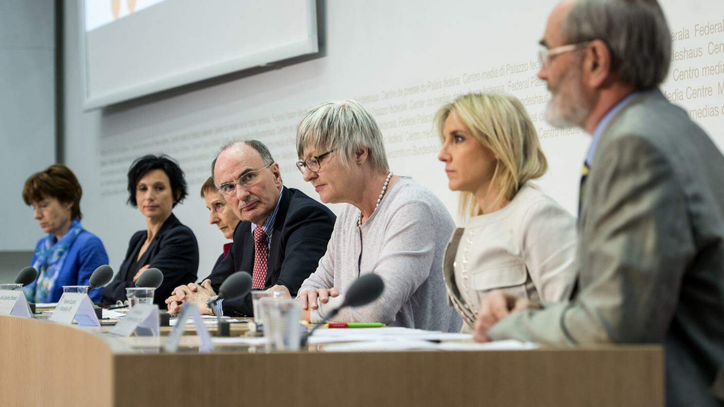 Da sinistra a destra Ruth Humbel (PPD), Pascale Bruderer (PS), Anne Mahrer (Verdi), Felix Gutzwiller (PLR), Rosmarie Quadranti (PBD), Céline Amaudruz (UDC) e Thomas Weibel (Verdi liberali)