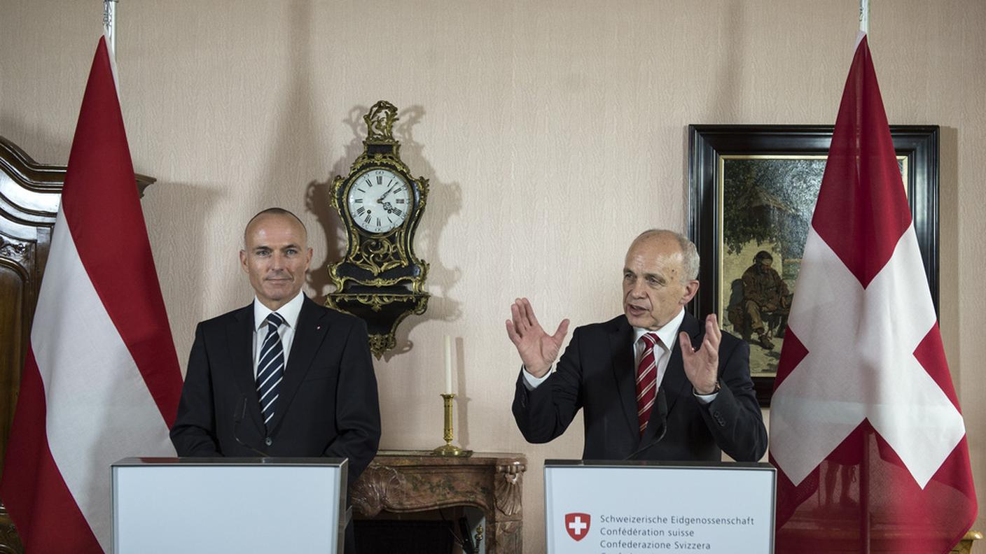 Il ministro della difesa Ueli Maurer con il suo omologo austriaco Gerald Klug