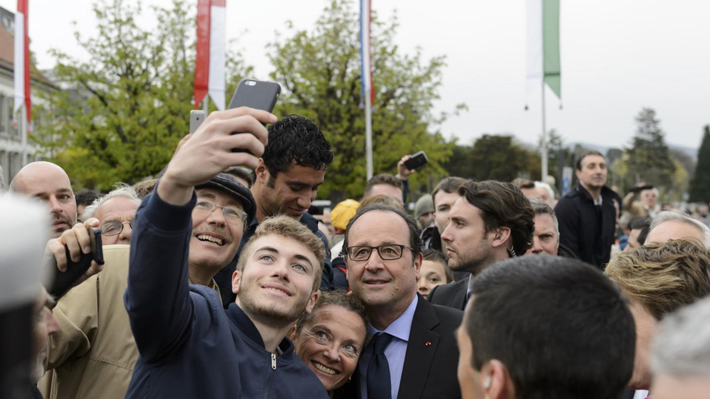 Non manca chi vuole dei "selfie" con l'illustre ospite