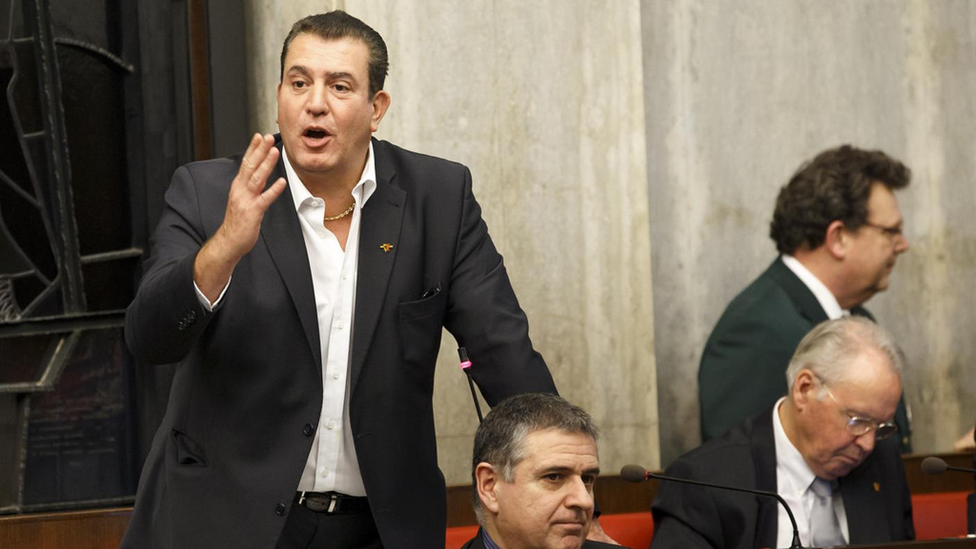 Il fondatore dell'MCG praticamente fuori dal Municipio di Onex