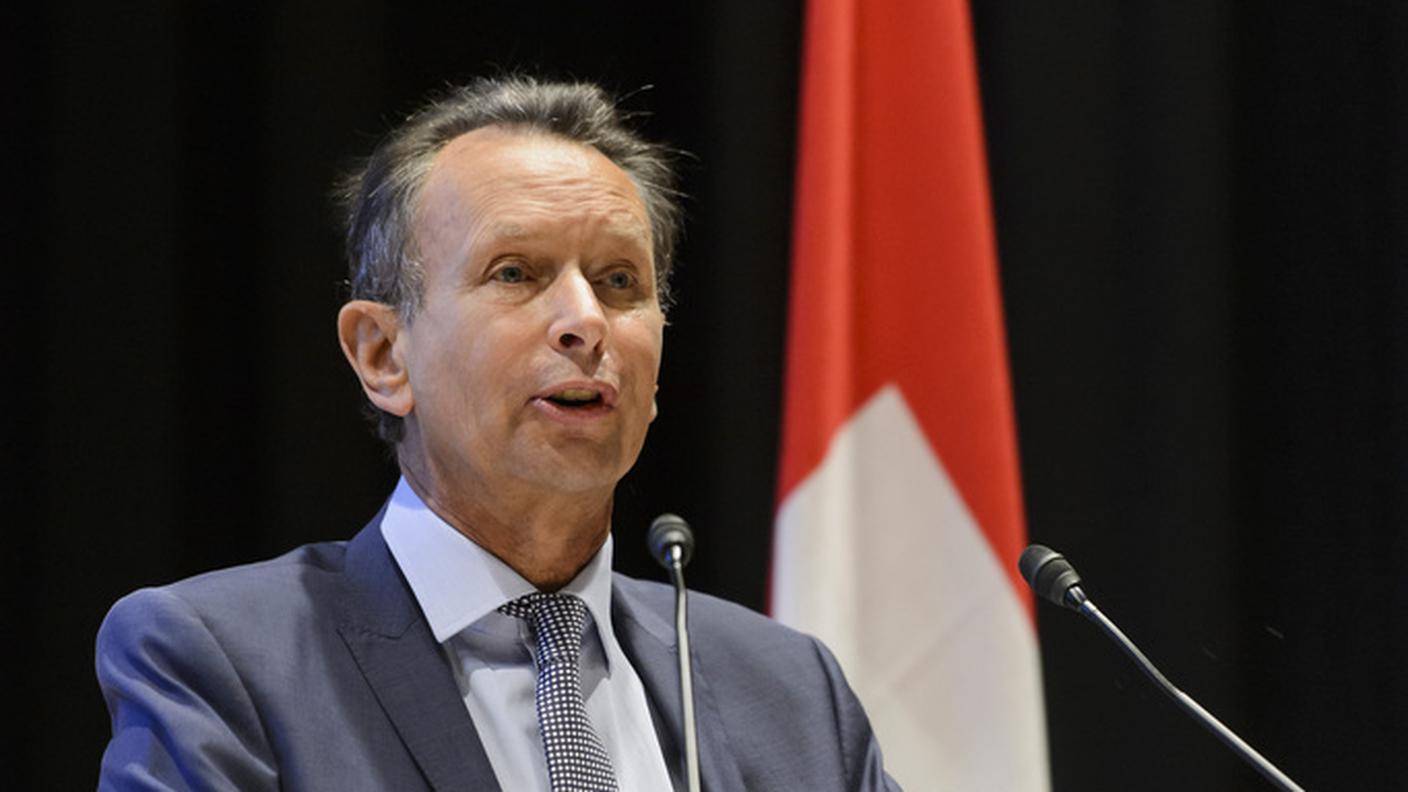 Philipp Müller si rivolge ai delegati del PLR riuniti a Briga