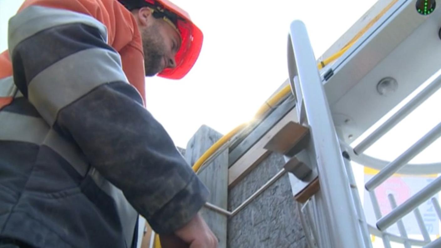 Un operaio al controllo di sicurezza