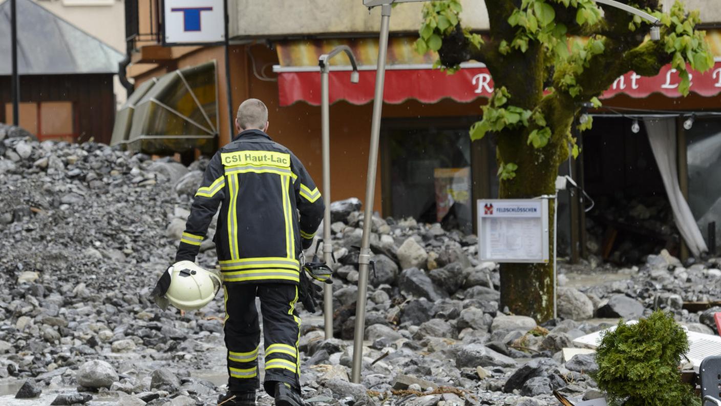 Il fiume che separa Vallese e Francia ha depositato in paese metri e metri cubi di materiale