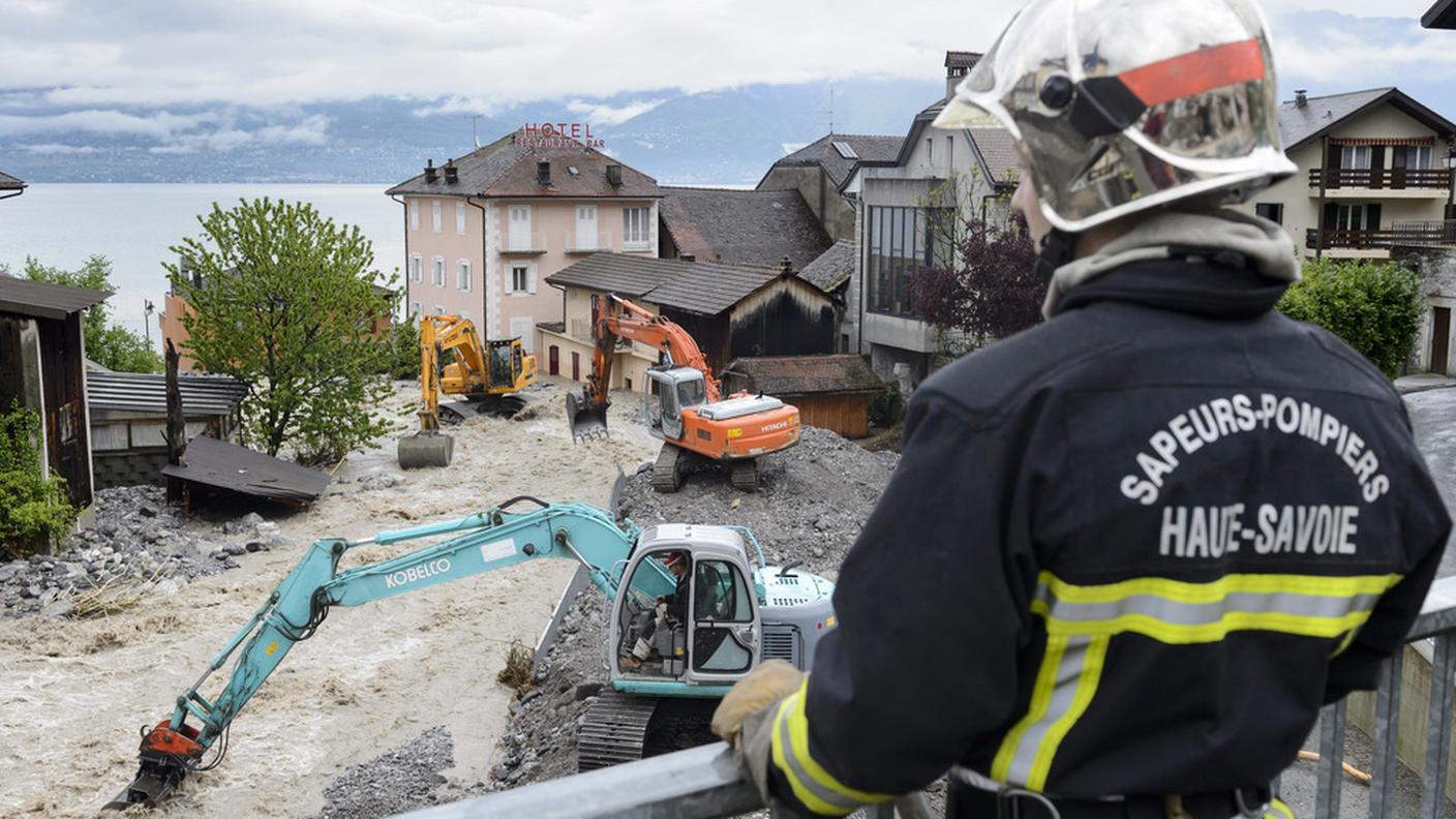Si lavora sulle due rive del fiume che separa Francia e Svizzera nel basso Vallese