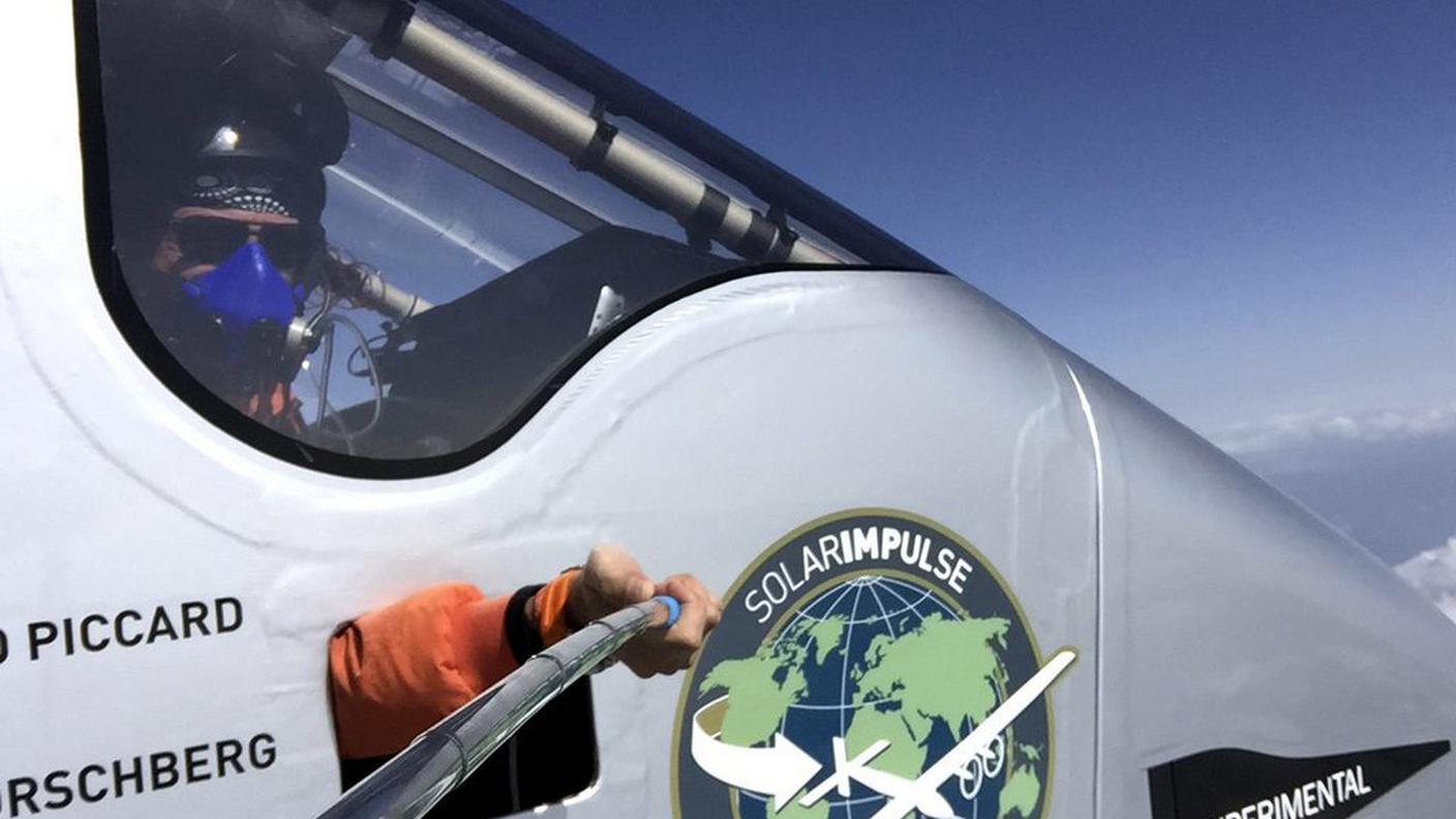 Un selfie di Bertrand Piccard ai comandi di Solar Impulse in avvicinamento a Nanchino