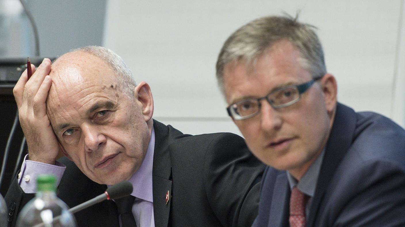 Ueli Maurer, con il responsabile sei servizi segreti elvetici Markus Seiler, in un'immagine scattata lunedì mattina a Berna