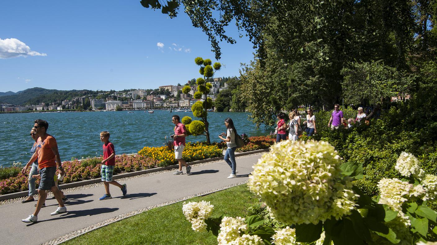 Passeggiata in riva al lago al Parco Ciani di Lugano