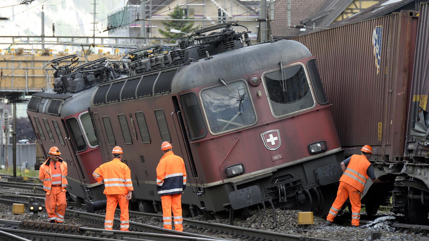 Le due motrici e i tre vagoni deragliati poco prima dello sgombero