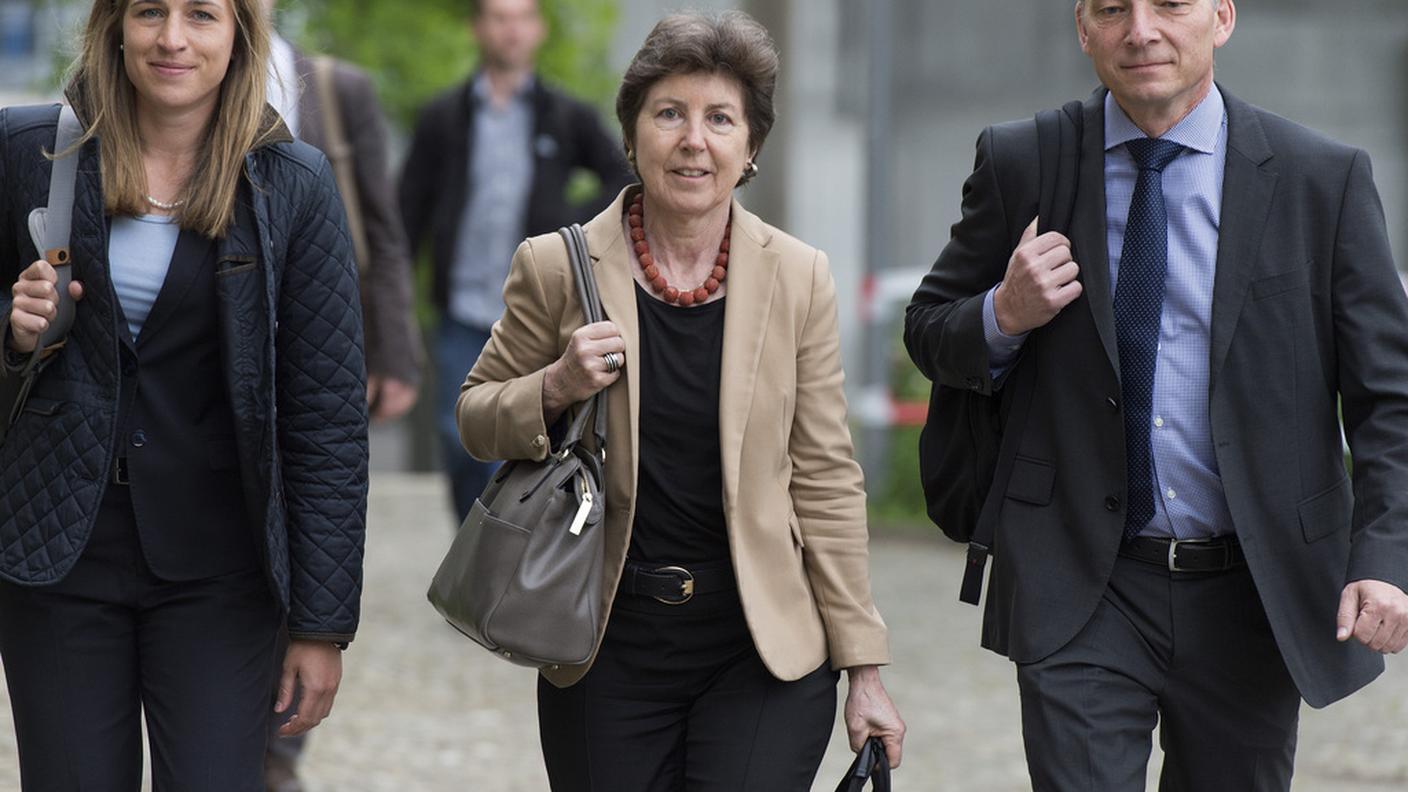 Kathy Riklin fotografata mentre si reca in tribunale