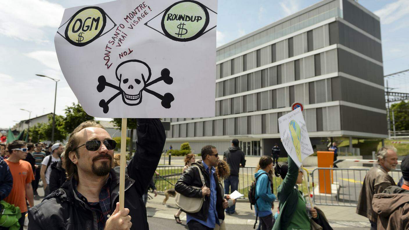 Manifestanti davanti alla sede di Monsanto a Morges