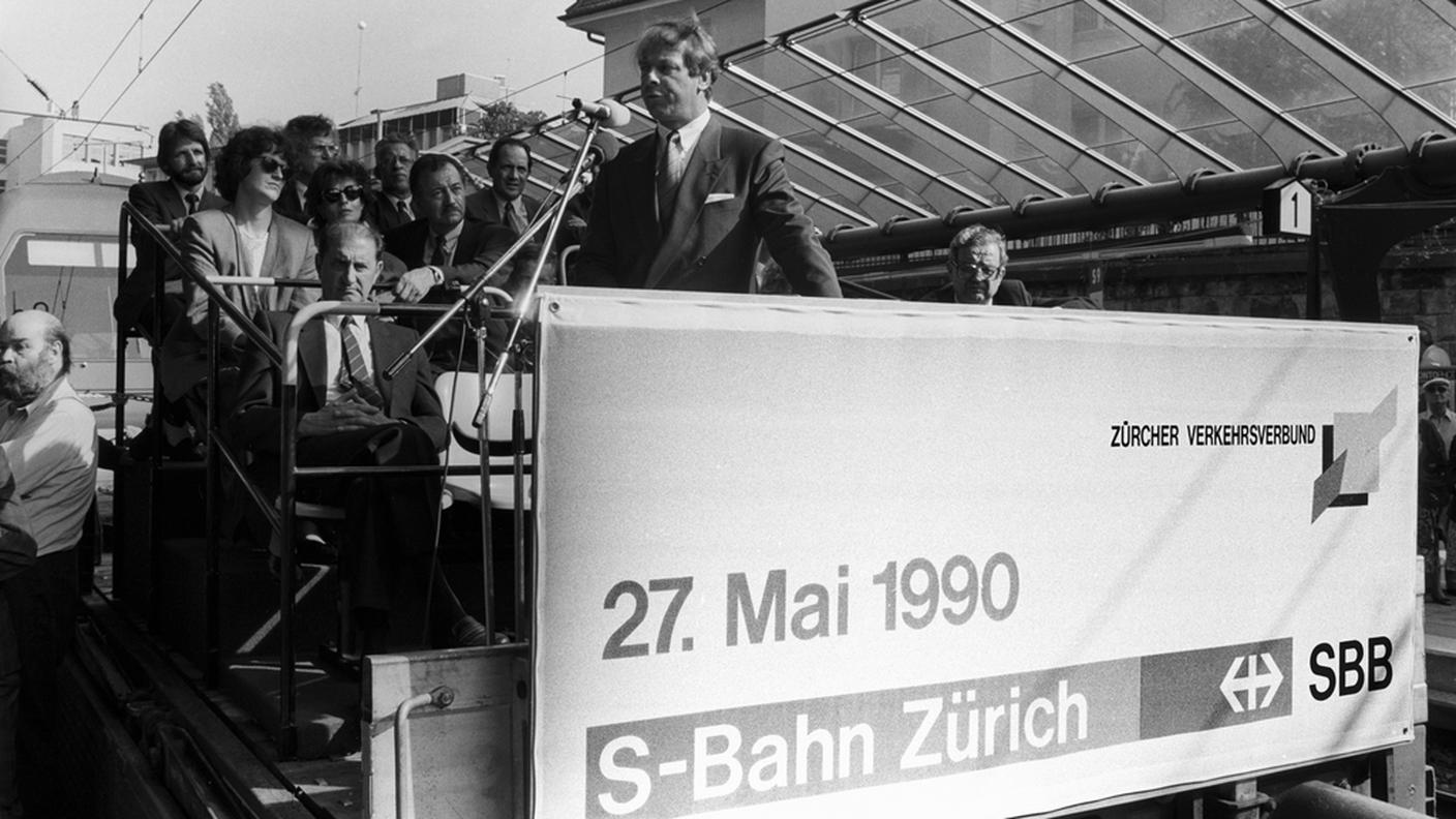 Il consigliere federale Adolf Ogi inaugura la nuova S-Bahn alla stazione di Stadelhofen
