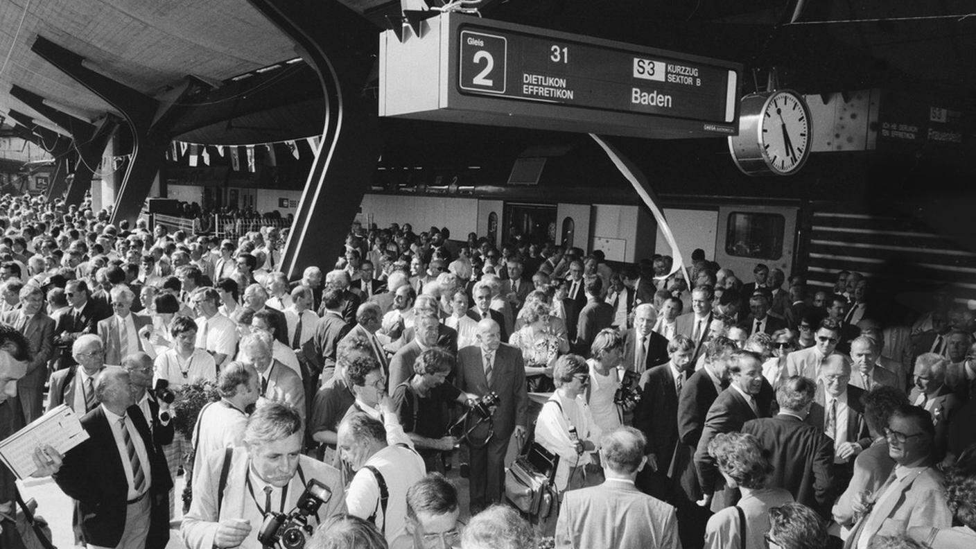 La folla riunitasi alla stazione di Stadelhofen