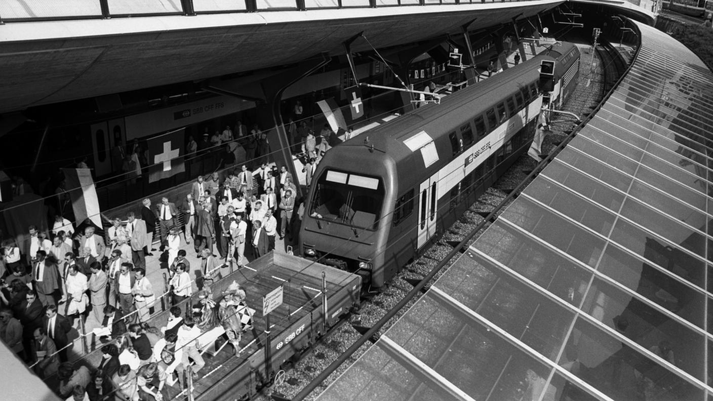 Il primo treno della S-Bahn alla stazione di Stadelhofen