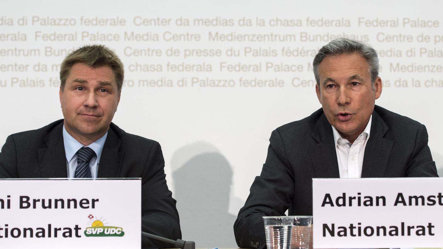 Il presidente del partito Toni Brunner durante la conferenza stampa
