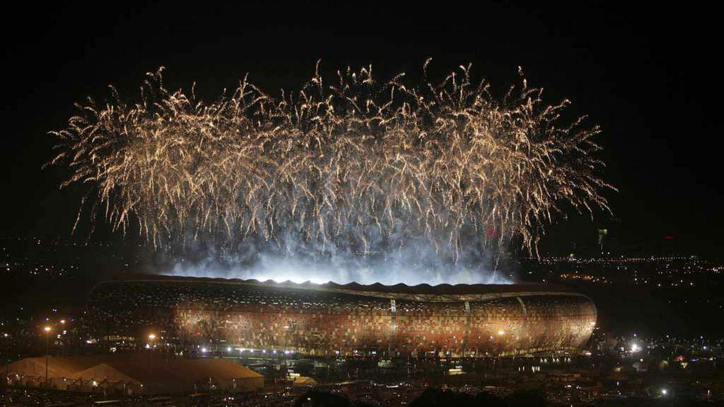 Lo stadio di Johannesburg illuminato per la finale dei Mondiali 2010