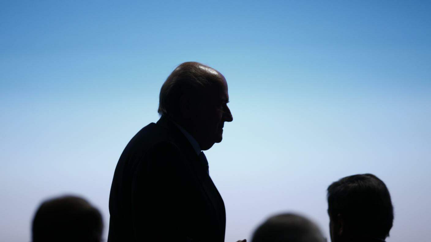 Bruxelles stigmatizza lo scandalo in seno alla FIFA, Blatter si difende