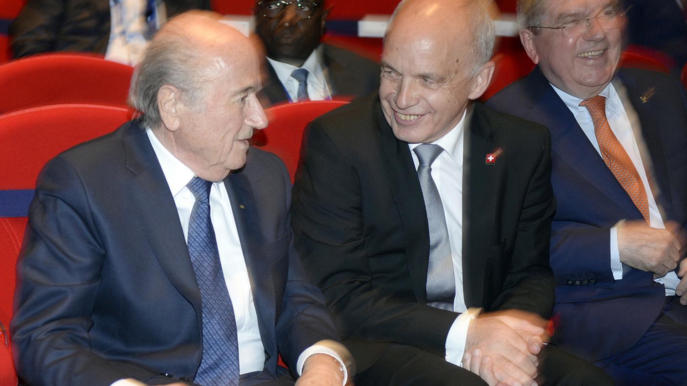 Sepp Blatter (s) con il consigliere federale Ueli Maurer (d) all'apertura del congresso FIFA