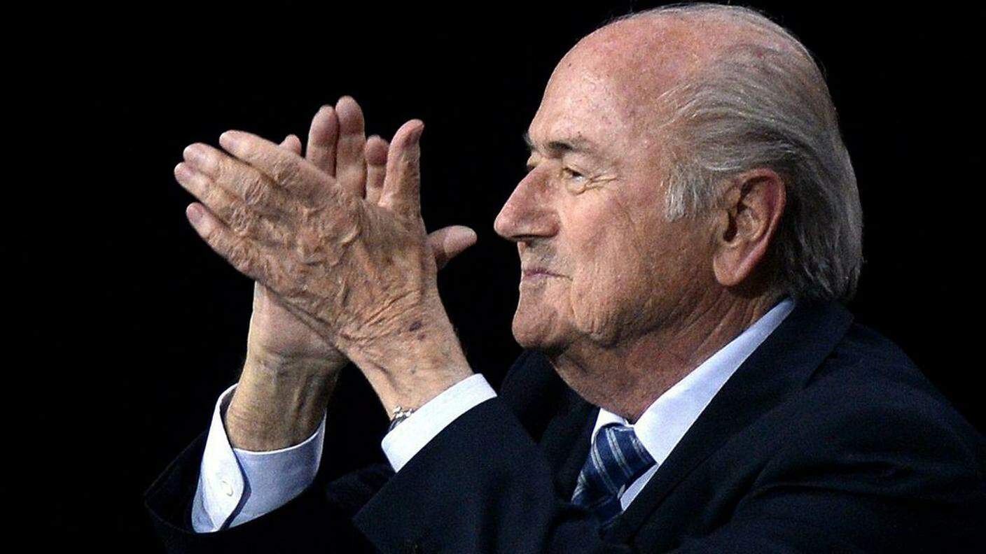 Sepp Blatter applaude al voto che lo ha riconfermato