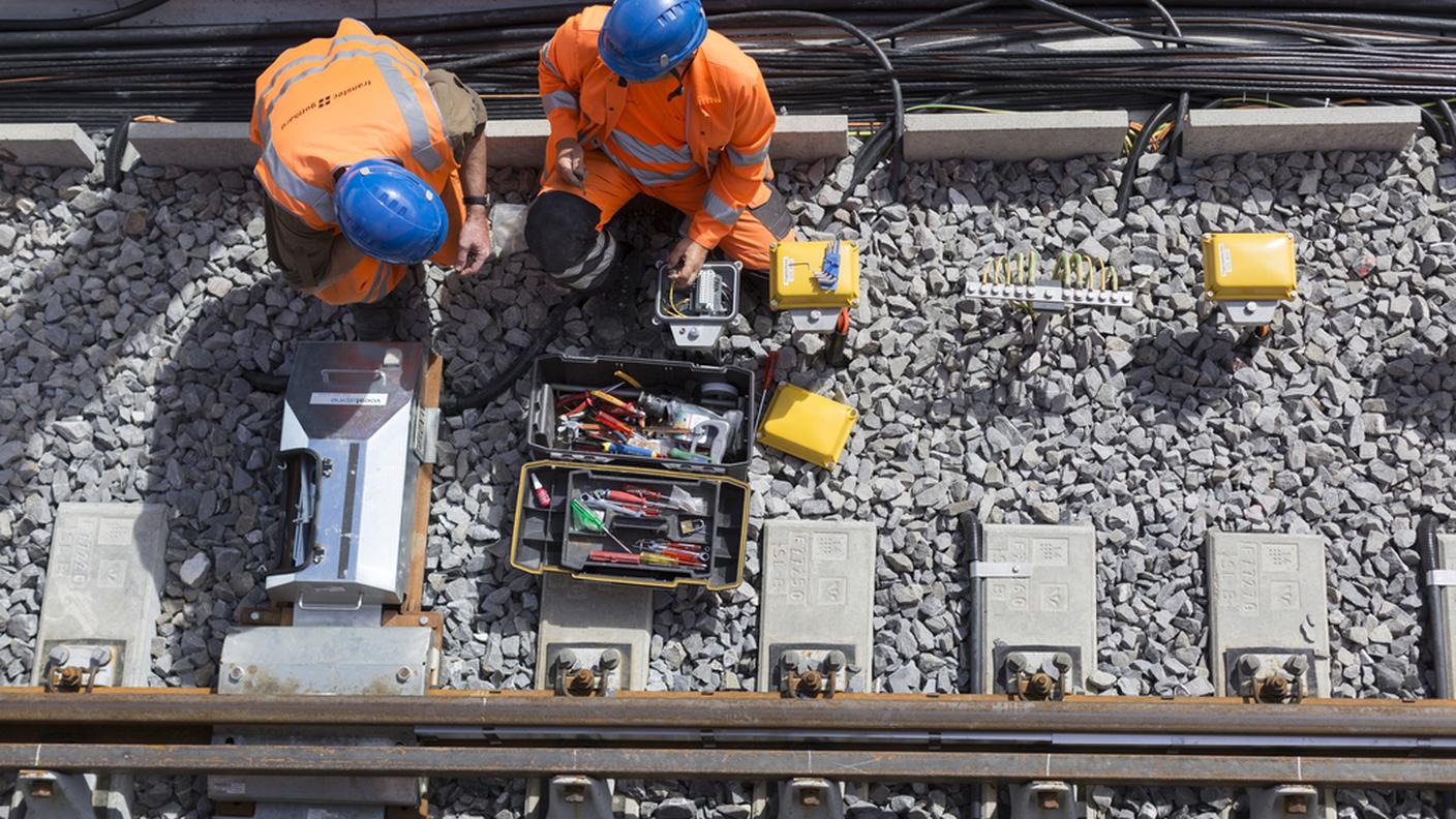 Posa della tecnica ferroviaria a Erstfeld