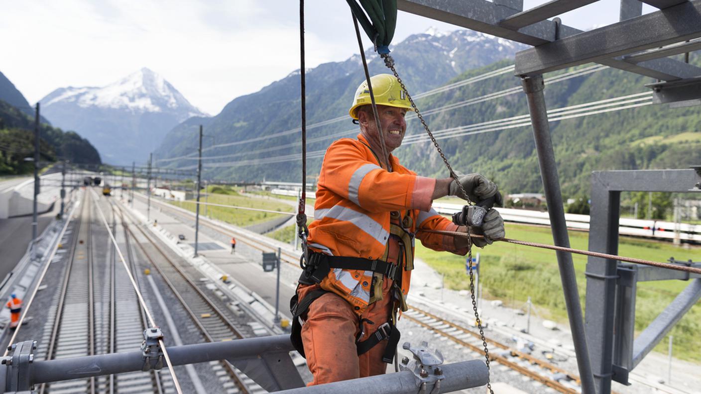 Posa della tecnica ferroviaria a Erstfeld