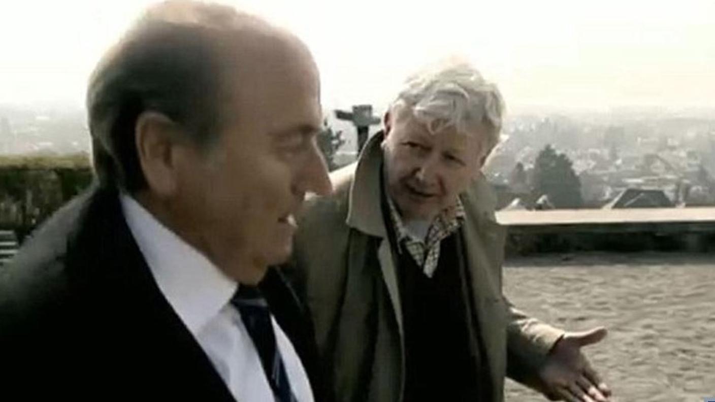 Andrew Jennings insegue Sepp Blatter per un documentario della BBC