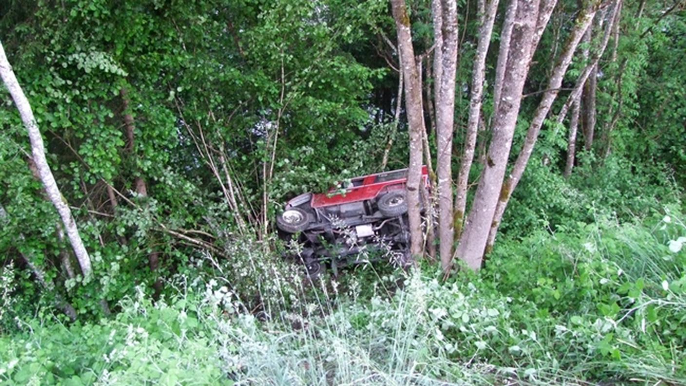 Il fuoristrada fermatosi tra gli alberi dopo il volo di 20 metri