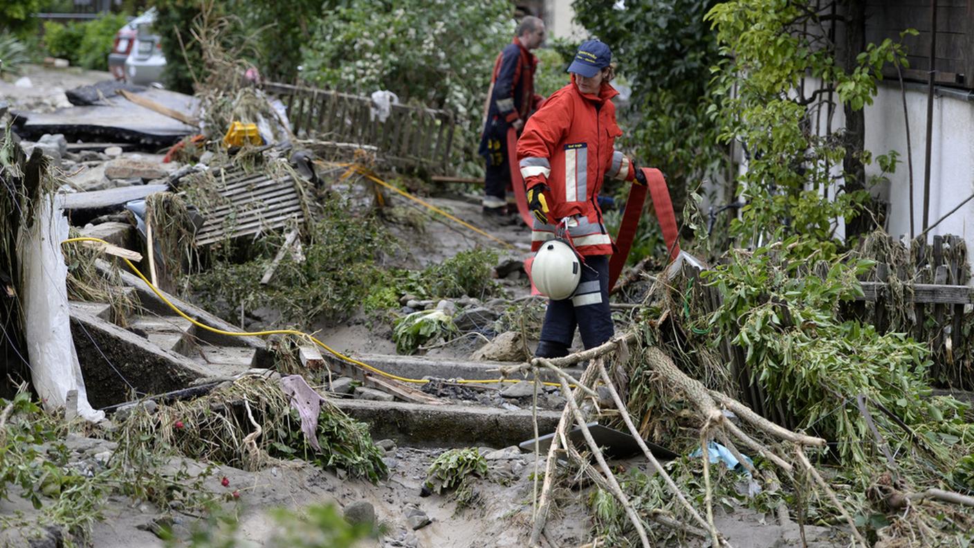 Pompieri al lavoro tra i detriti trascinati da piogge e corsi d'acqua in piena