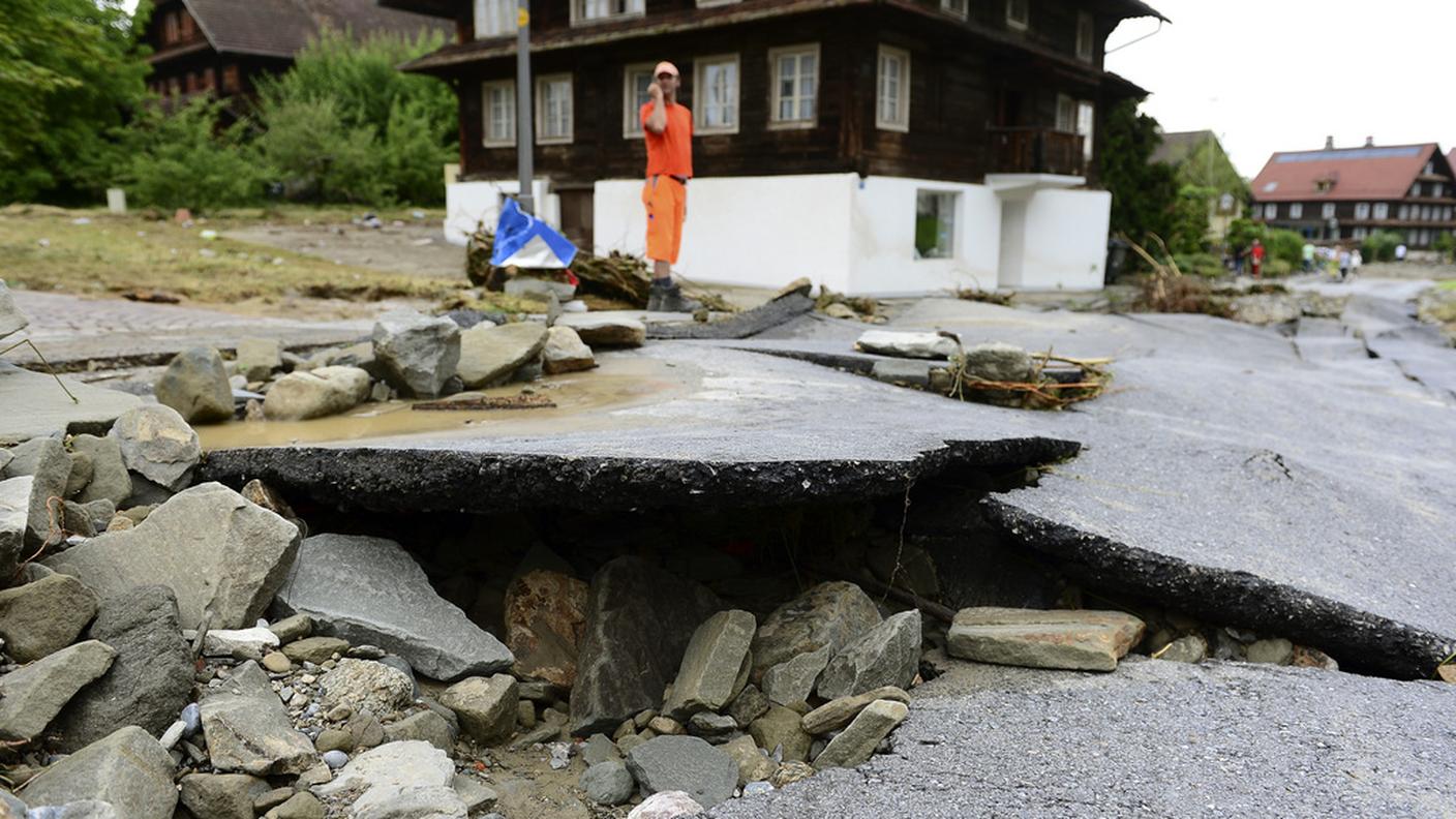 Una strada devastata dal maltempo, sempre nel comune di Dierikon