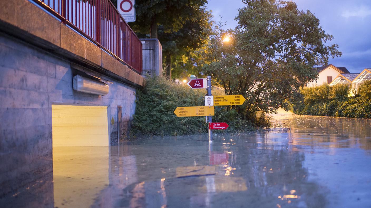 L'acqua in un sottopasso a Kradolf