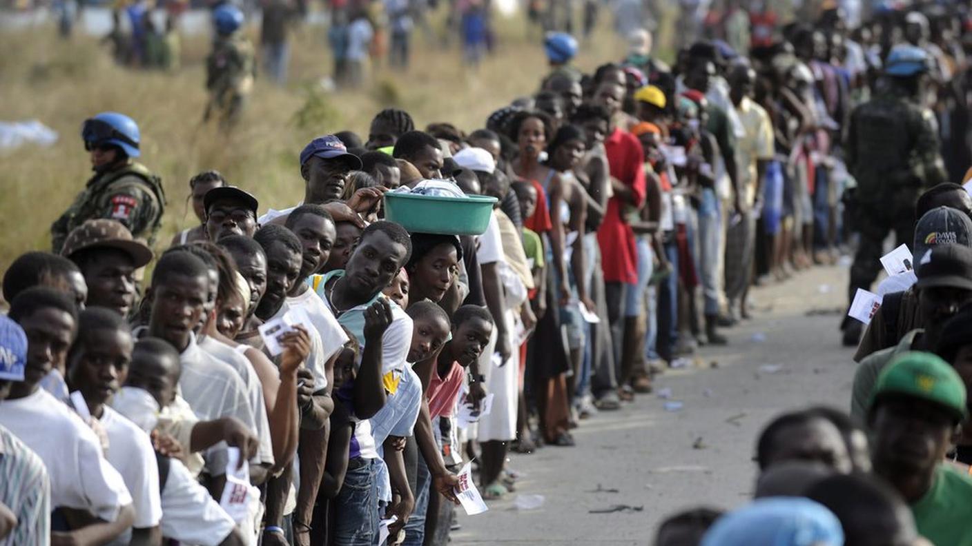 Corsa al cibo per gli sfollati ad Haiti
