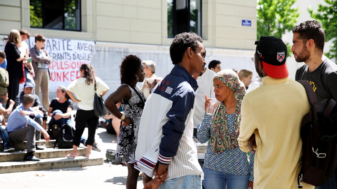 La protesta in pieno centro città prosegue