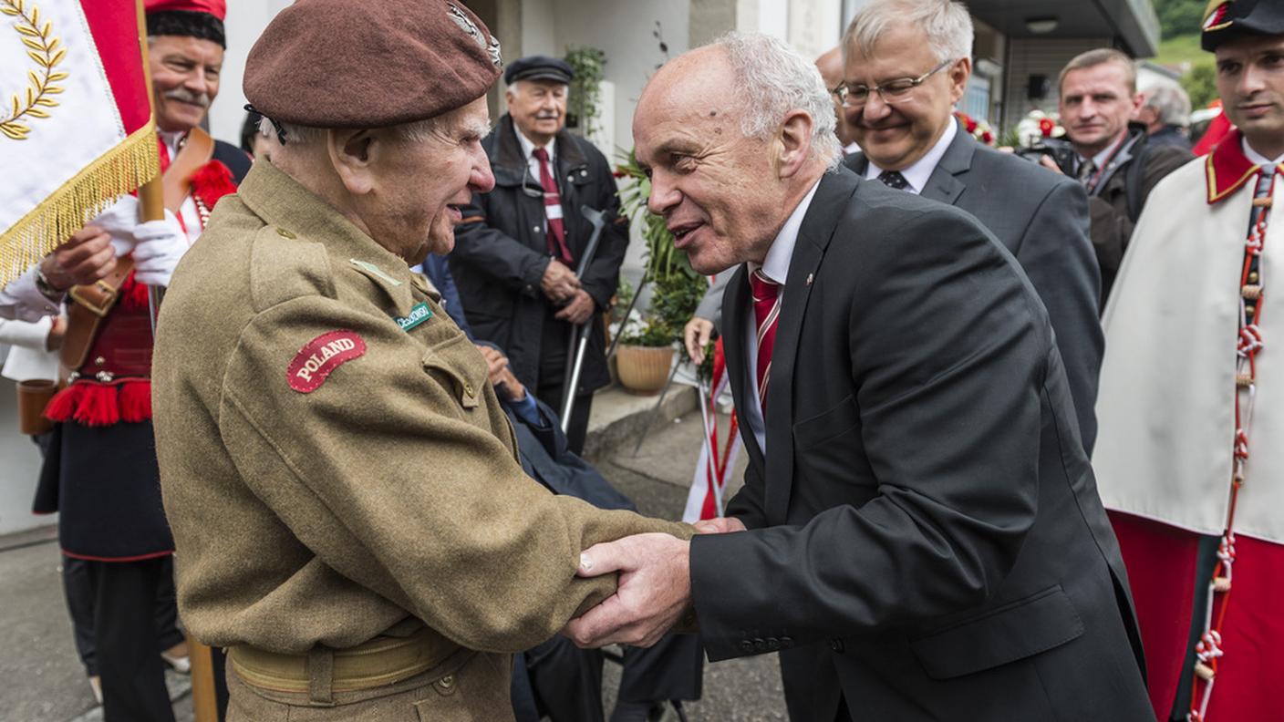 Ueli Maurer saluta un veterano polacco
