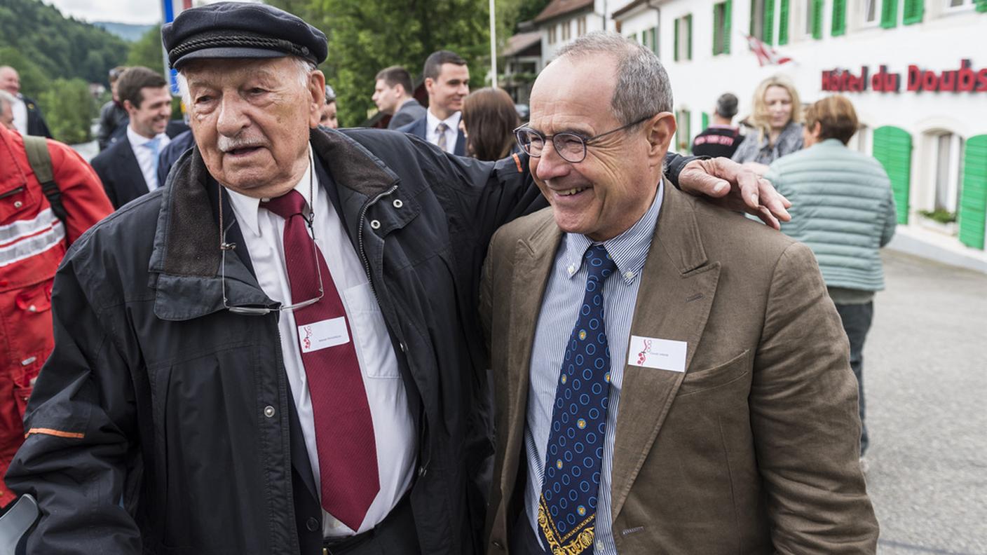 Un veterano polacco e il consigliere agli Stati basilese Claude Janiak, figlio di un internato polacco