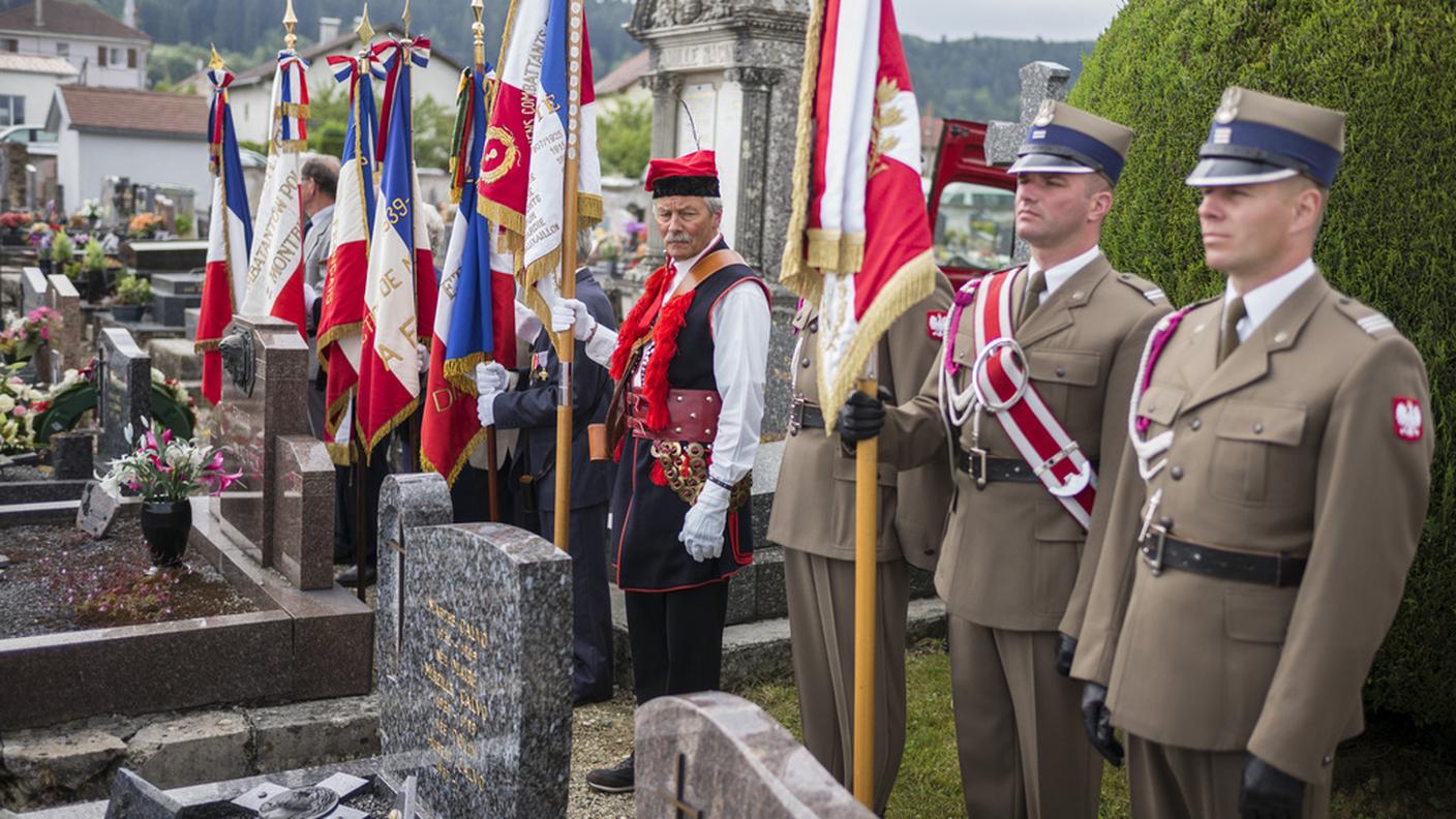 Cerimonia al cimitero