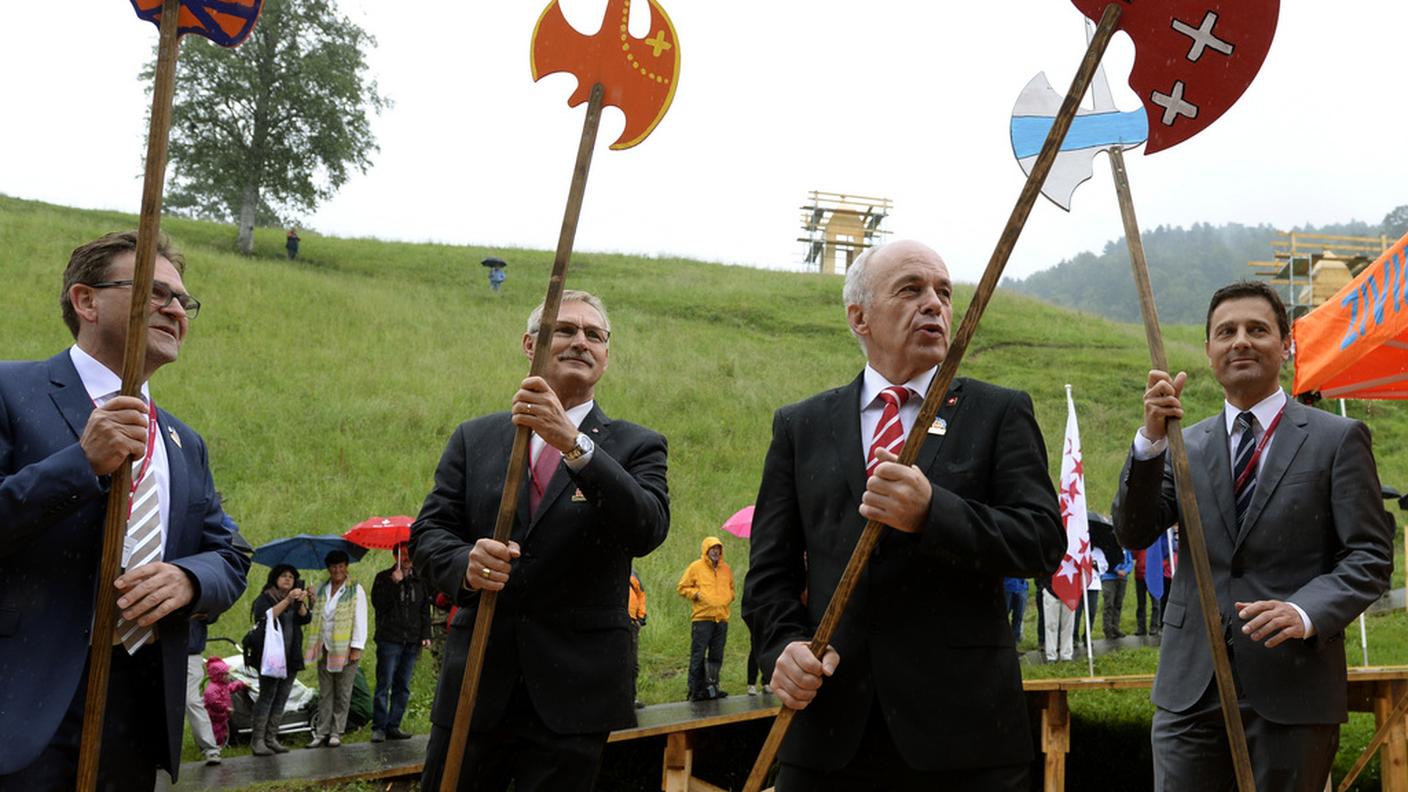 Ueli Maurer fra membri dei Governi di Zugo e Svitto