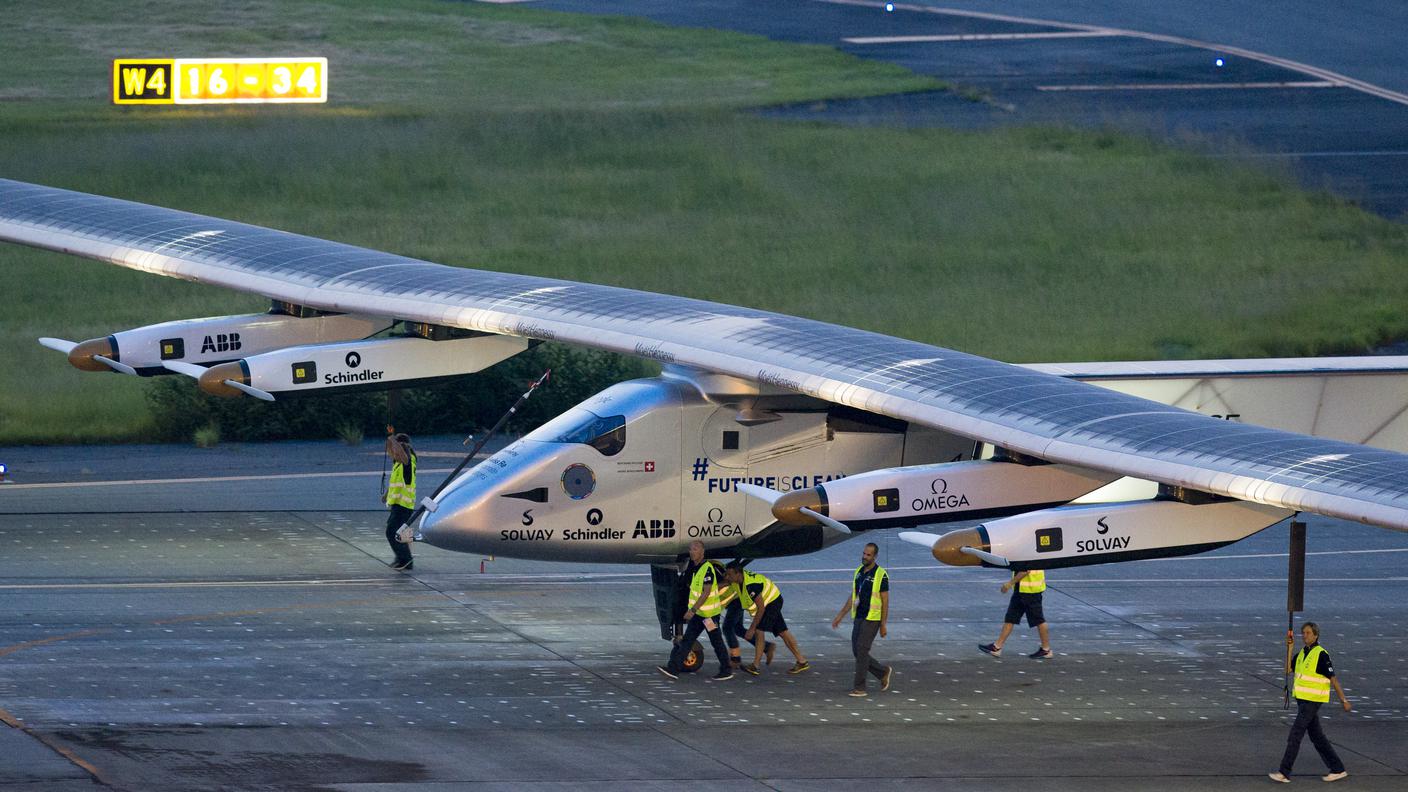 L'aereo solare è spinto nell'hangar dopo l'annullamento del decollo
