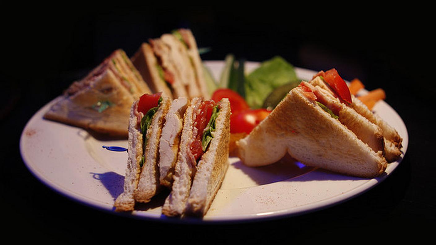 Quasi 30 franchi per gustarsi un 'club sandwich' nella città di Calvino