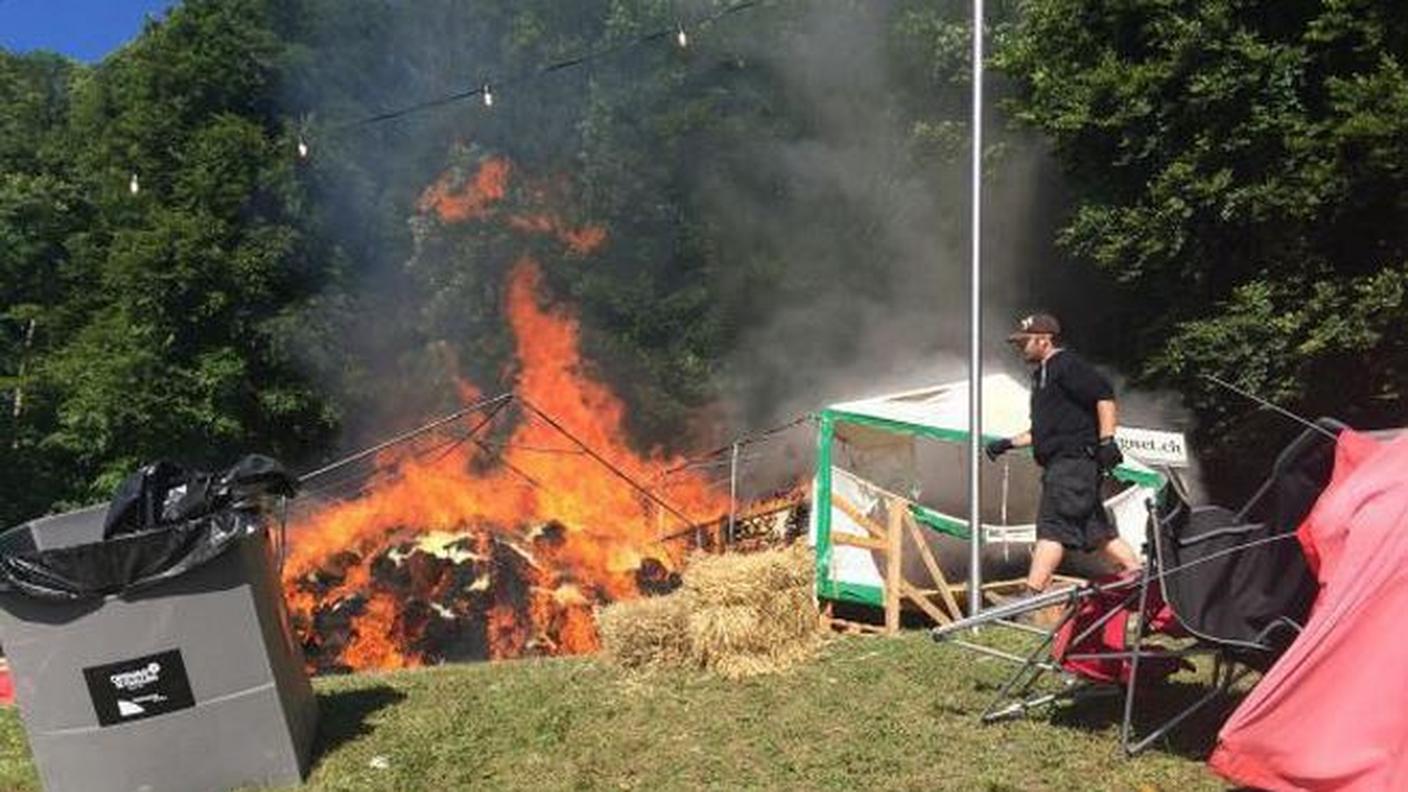 Le fiamme sono partite da alcune balle di paglia