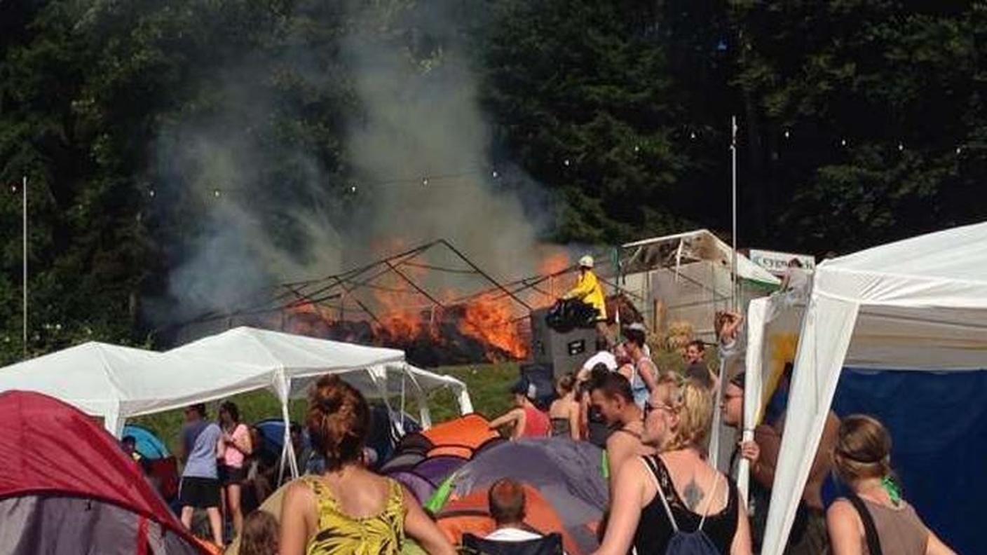 Le fiamme hanno distrutto alcune tende e danneggiato un rimorchio